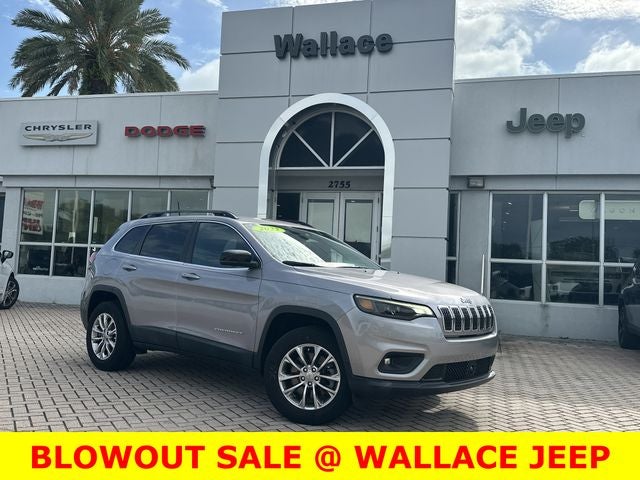2022 Jeep Cherokee Latitude Lux in Billet Silver Metallic Clearcoat — front three-quarter view