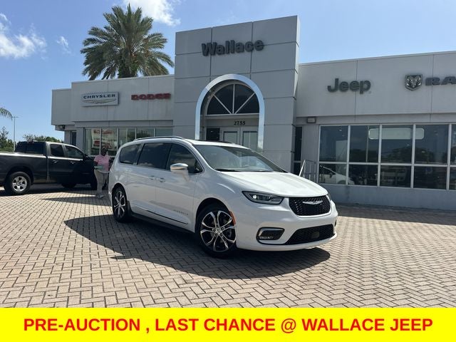 2022 Chrysler Pacifica Pinnacle in Bright White Clearcoat — front three-quarter view