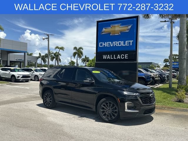 2023 Chevrolet Traverse RS in Mosaic Black Metallic — front three-quarter view